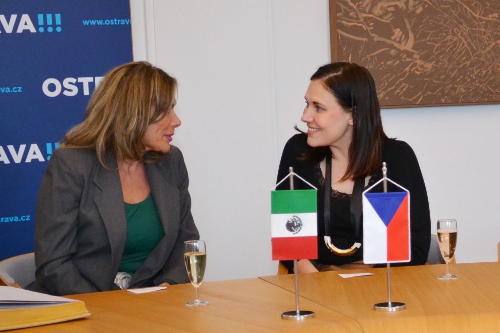 Náměstkyně primátora Andrea Hoffmannová s mexickou velvyslankyní. 