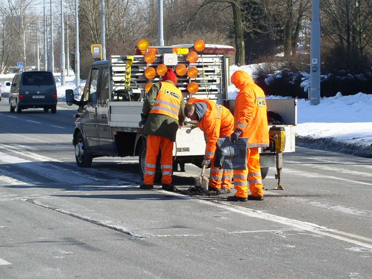 Oteplení umožnilo zahájení oprav výtluků