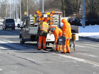 Oteplení umožnilo zahájení oprav výtluků