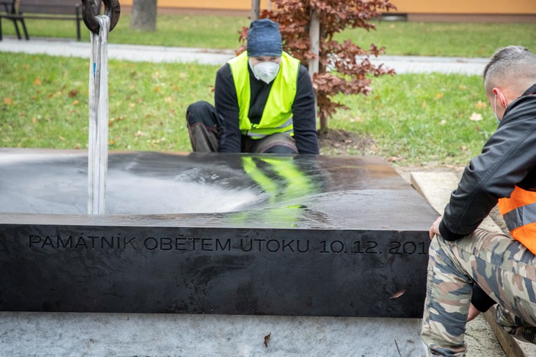 Památník obětem střelby u Fakultní nemocnice je již na místě