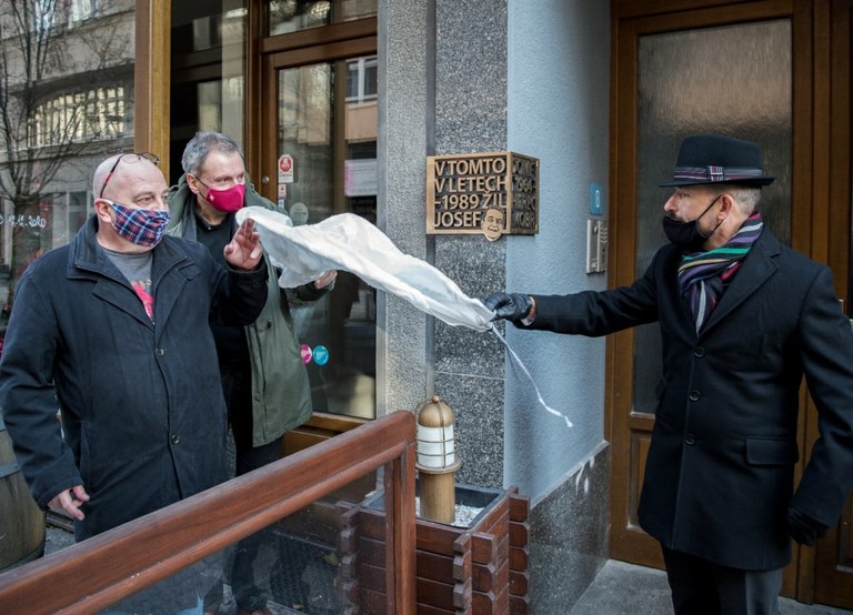 Pamětní deska připomíná odkaz herce Josefa Kobra