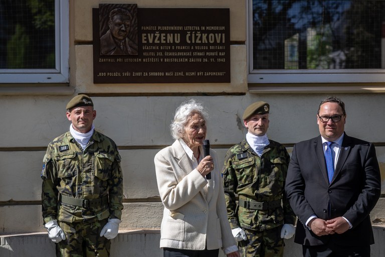 Pamětní deska stíhacímu letci Evženu Čížkovi byla odhalena v Ostravě