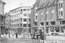 Historický snímek ukazuje, jak bomby zasáhly 29. srpna 1944 také budovy banky a obchodní dům Ostravica u dnešního Smetanova náměstí. 