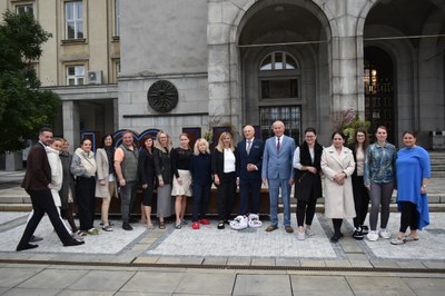 Radní Markéta Langrová a náměstci primátora Zbyněk Pražák a Jiří Vávra (uprostřed) si připomněli Papučový den spolu s magistrátními zaměstnanci. Foto: MMO