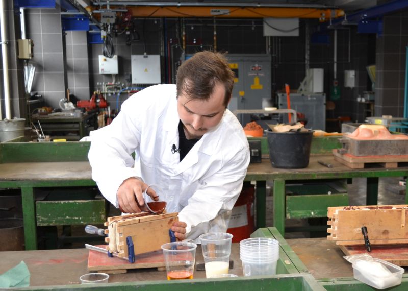 Václav Merta odlévá z pryskyřice svenuše. 