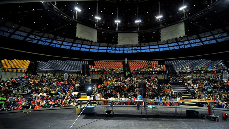 Aula Gong při zahájení festivalu