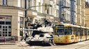 Tank razí cestu tramvajové lince číslo 1.