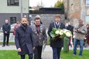 Tomáš Macura, Mojmír Krejčíček a Milan Wenzl položili k pomníku věnec. 