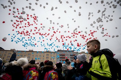 Děti ze Základní školy gen. Zdeňka Škarvady symbolicky vypustily balónky jako pozdrav letci do nebe.  