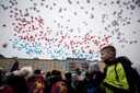 Děti ze Základní školy gen. Zdeňka Škarvady symbolicky vypustily balónky jako pozdrav letci do nebe.  