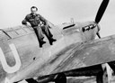 Zdeněk Škarvada u letadla Spitfire za války ve Velké Británii. 