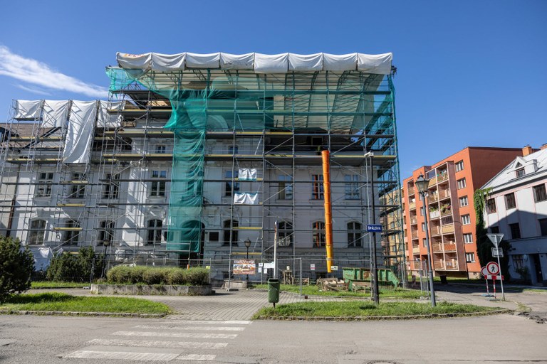 Potřebná rekonstrukce střechy Archivu města Ostravy je v plném proudu