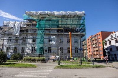 Potřebná rekonstrukce střechy Archivu města Ostravy je v plném proudu