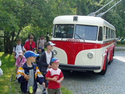 Prázdniny s DPO: rodinné jízdné, historické jízdy a nová prodejna