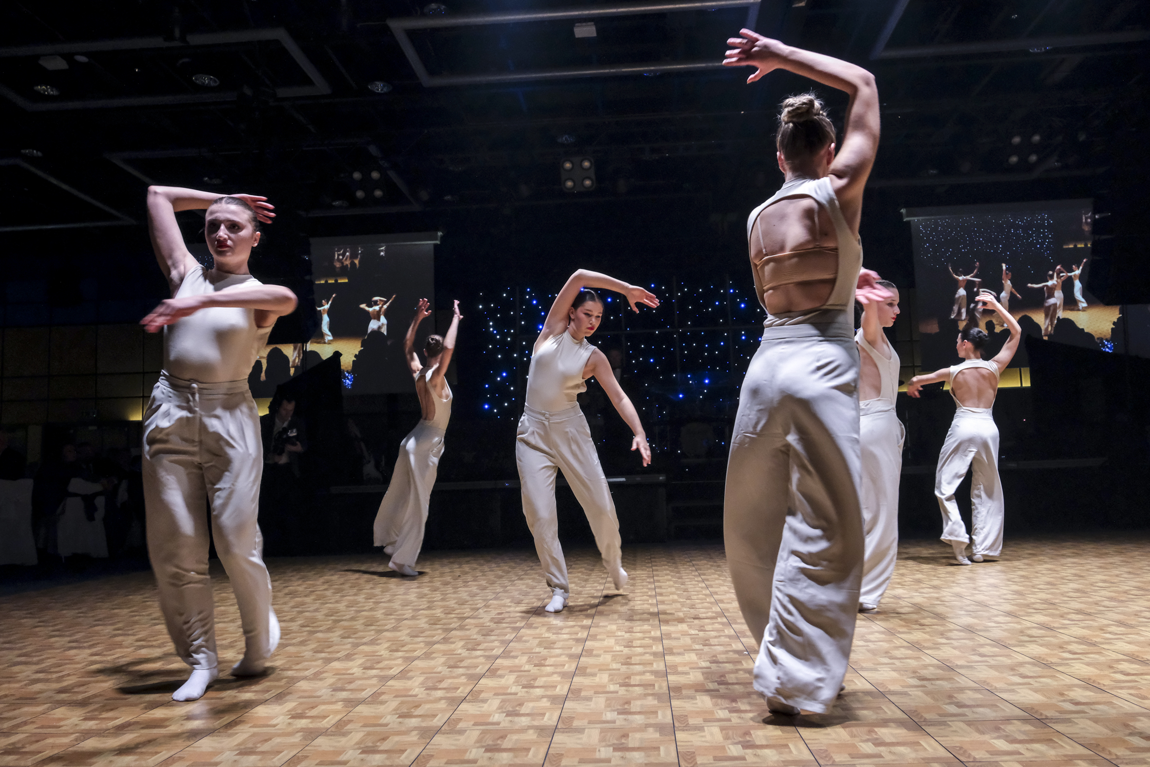 Taneční ukázka CONTEMPORARY DANCE