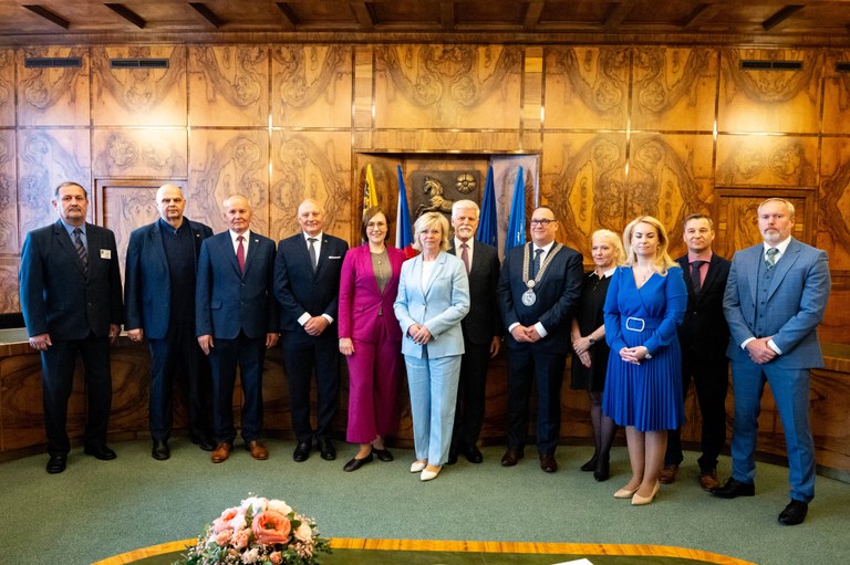 Prezident České republiky s chotí navštívili Ostravu. Darem dostali včelí úl
