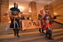 Zbrojnoši přinášejí truhlu se vzkazy na podium. 
