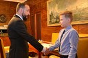 Primátor děkuje Matěji Horákovi za povedenou kresbu. 