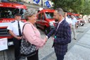 Starostka Slezské Ostravy přebírá od primátora Tomáše Macury klíče pro hasiče z Koblova a Muglinova.