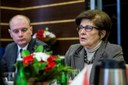 Velvyslankyně Grażyna Bernatowiczová, v pozadí Janusz Bilski.