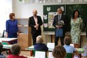 Náměstek primátora Vladimír Cigánek (druhý zprava) přeje prvňáčkům, ať se jim ve škole líbí. 