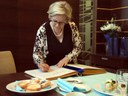 Velvyslankyně Finska Helena Elisabet Tuuriová píše do pamětní knihy města