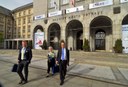 Finská velvyslankyně se svým doprovodem před budovou radnice