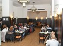 Interiér restaurace v budově radnice. 
