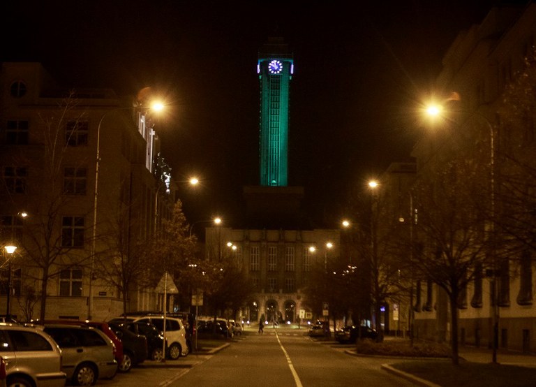 Radniční věž se oblékne do zelené