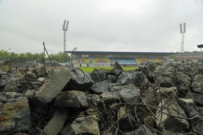 Rekonstrukce městského stadionu začala demolicí ochozů