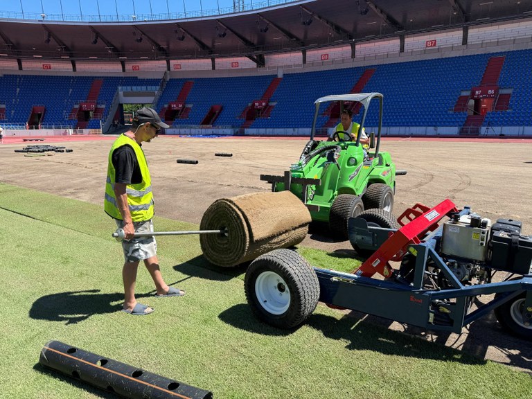 Rekonstrukce sportovních povrchů Městského stadionu v Ostravě-Vítkovicích pokračuje výměnou trávníku