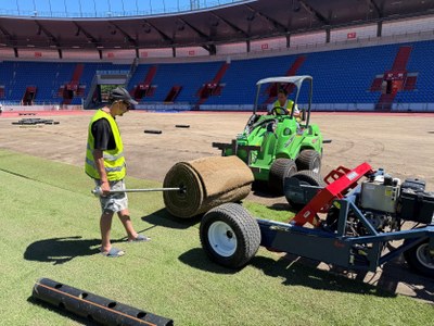 Rekonstrukce sportovních povrchů Městského stadionu v Ostravě-Vítkovicích pokračuje výměnou trávníku