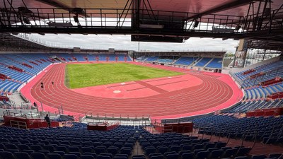 Retoping atletického oválu ostravského městského stadionu byl zdárně dokončen
