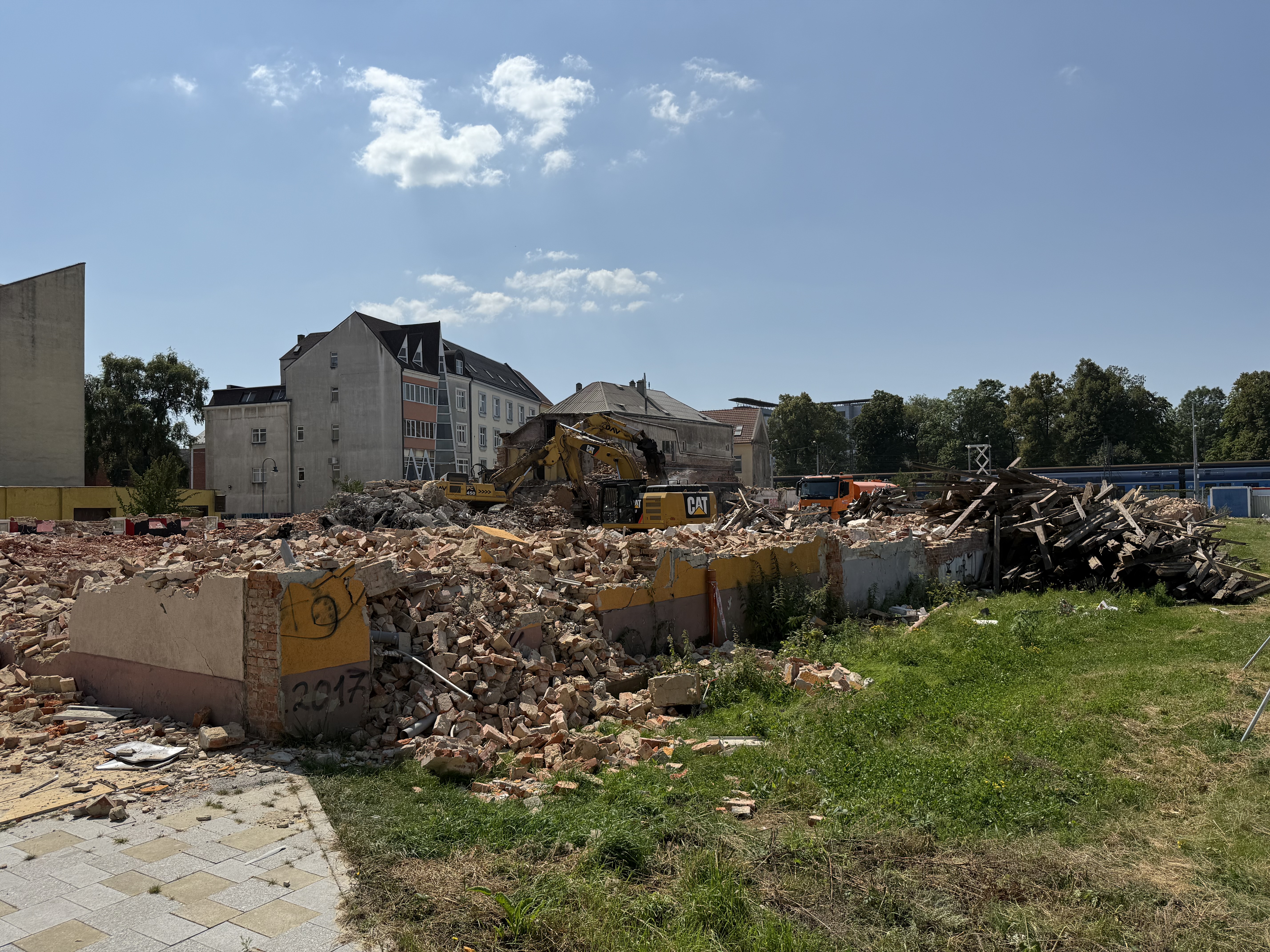 Do chátrajících objektů se pustily bourací stroje. Foto: MMO