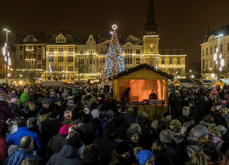 Vánoční strom září na náměstí