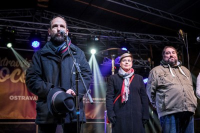 Primátor Tomáš Macura vyslovuje vánoční přání. Přihlížejí starostka centrálního obvodu Pavla Bernfeldová a herec Jiří Sedláček. 