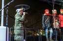 Zpěvačka Bára Basiková zazpívala na Masarykově náměstí poté, co byl rozsvícen vánoční strom.