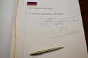 Zápis ruského velvyslance v pamětní knize města Ostravy. 