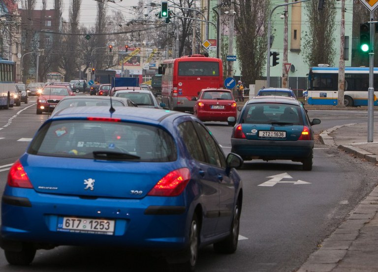 Rušná křižovatka bude měsíc bez semaforů