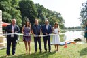 Slavnostní přestřižení pásky zrevitalizovaných rybníků. Za město pásku přestřihli náměstci Kateřina Šebestová a Zbyněk Pražák (zprava).