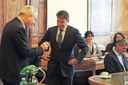 Petr Kajnar předává hostovi Petřkovickou venuši.