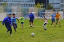 Děti hrají fotbal na "Malých Bazalech" které vyrostly u obchodního centra Nová Karolina v rámci festivalu Landscape.
