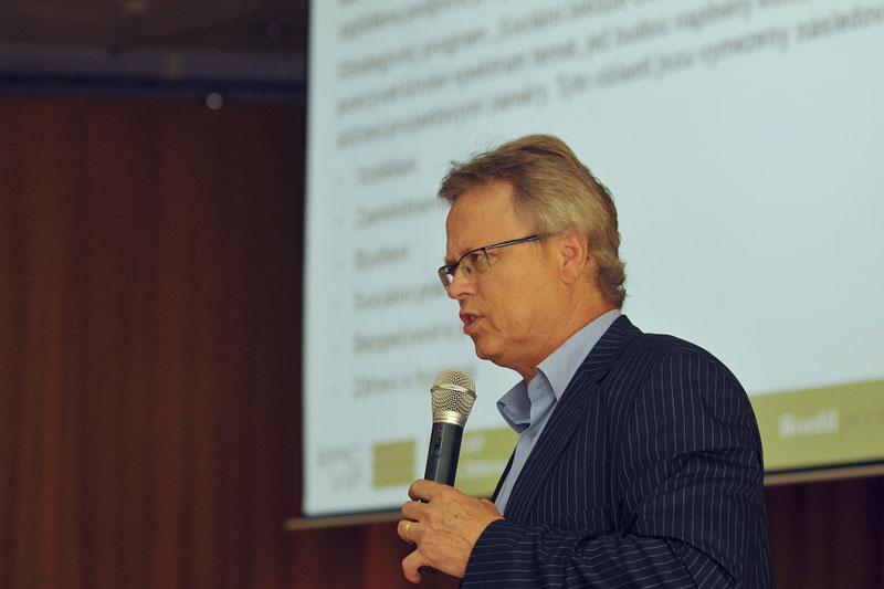 Jeden z přednášejících - Zdeněk Karásek z ostravské poradenské firmy RPIC-ViP