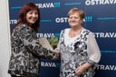 Náměstkyně primátora Iveta Vozňáková blahopřeje k nominaci Markétě Vartové.