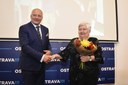 Předsedkyně vítězného klubu Sdružení seniorů OSŽ Ostrava Helena Čiklová převzala cenu od náměstka Zbyňka Pražáka.