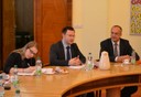 Schůzky se zúčastnil také prorektor pro rozvoj a soc. vtahy Jaromír Gottvald z VŠB-TUO a Petr Černikovský (vlevo) z MŠMT.