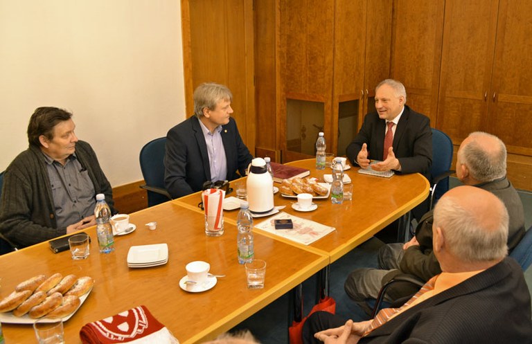 Členové Cechu malířů a lakýrníků v radnici