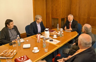 Členové Cechu malířů a lakýrníků v radnici