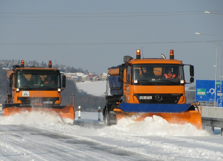 Silničáři pluhují vozovky v kolonách