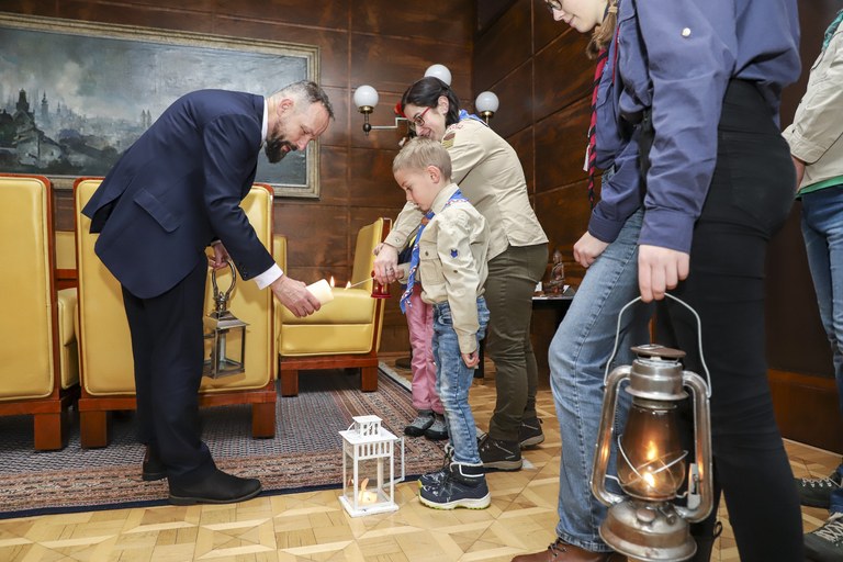 Skauti přinesli na Novou radnici Betlémské světlo